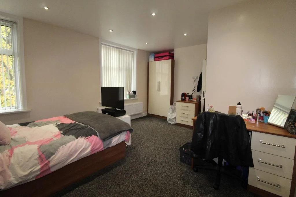 8 bedroom semi-detached house for rent