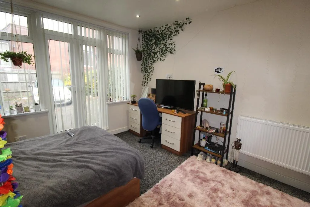 8 bedroom semi-detached house for rent