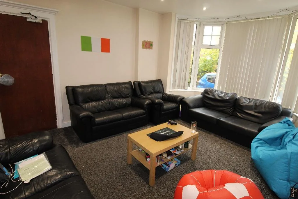 8 bedroom semi-detached house for rent