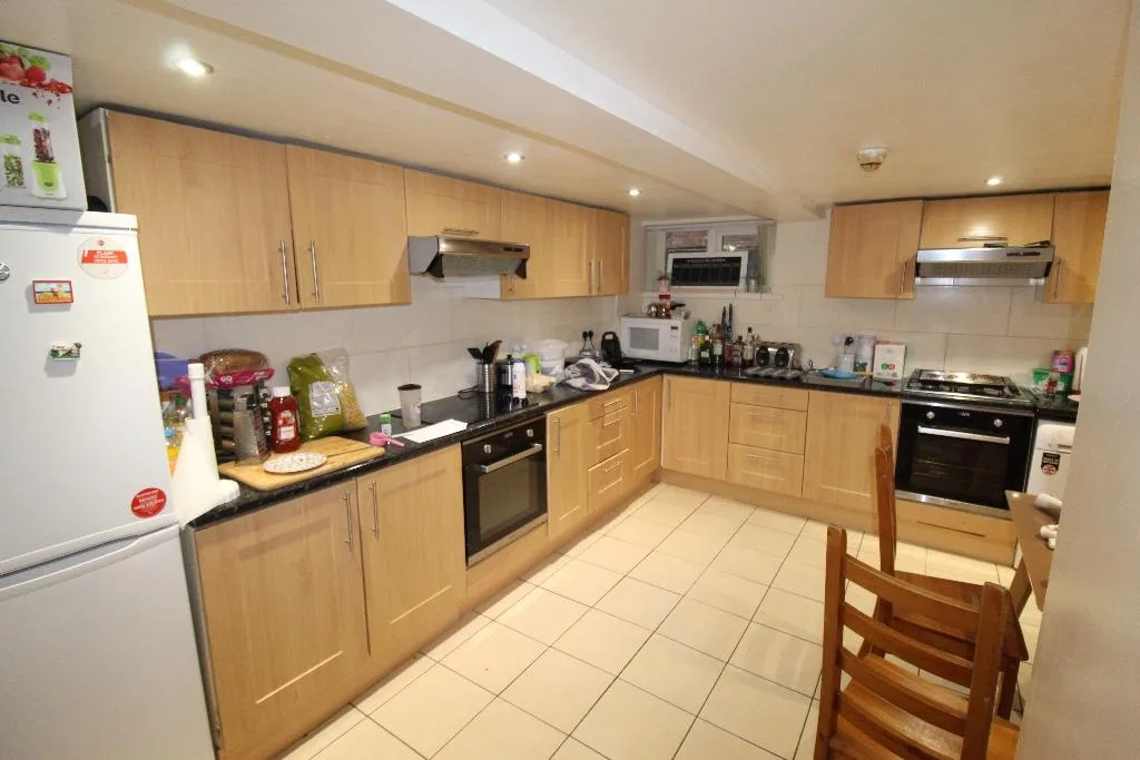 8 bedroom semi-detached house for rent
