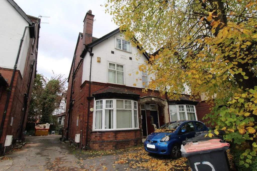 8 bedroom semi-detached house for rent