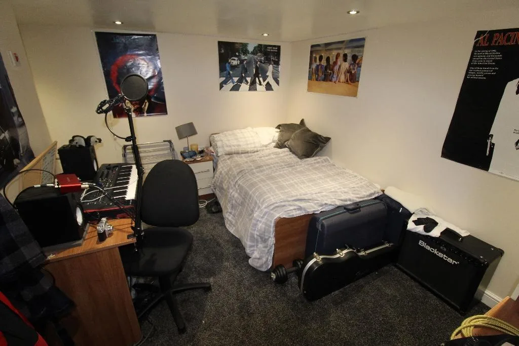 8 bedroom semi-detached house for rent