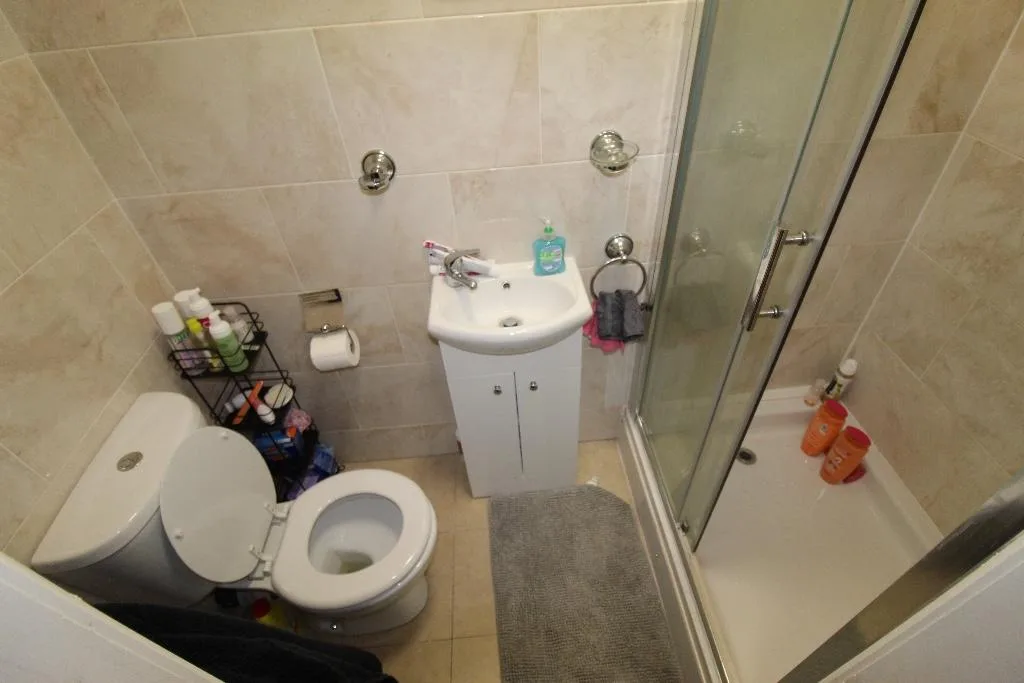8 bedroom semi-detached house for rent