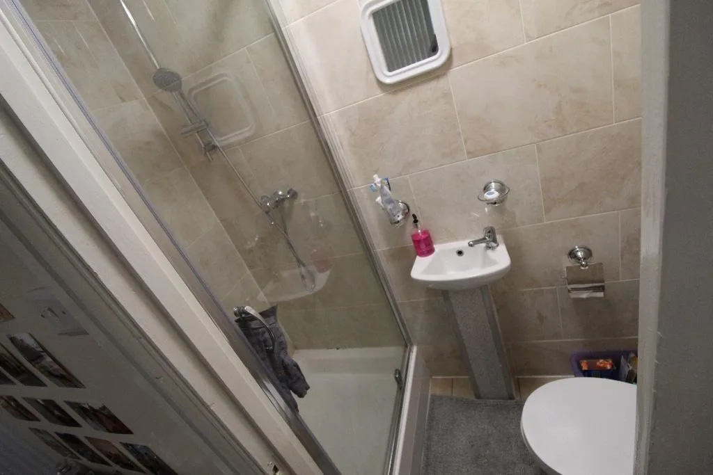 8 bedroom semi-detached house for rent