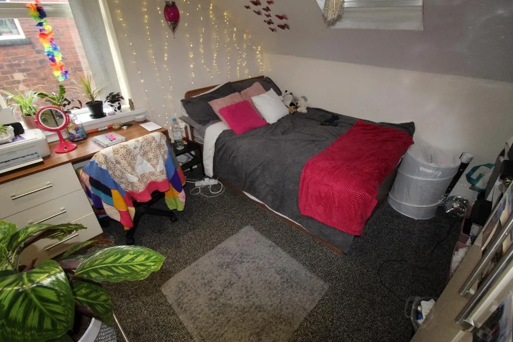 8 bedroom semi-detached house for rent