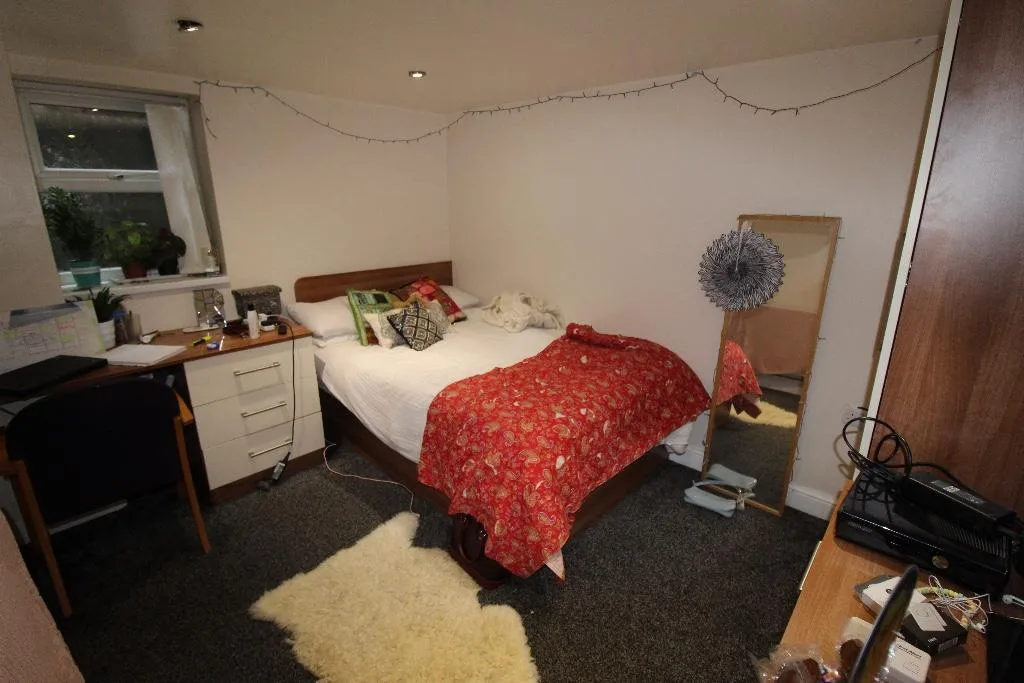 8 bedroom semi-detached house for rent