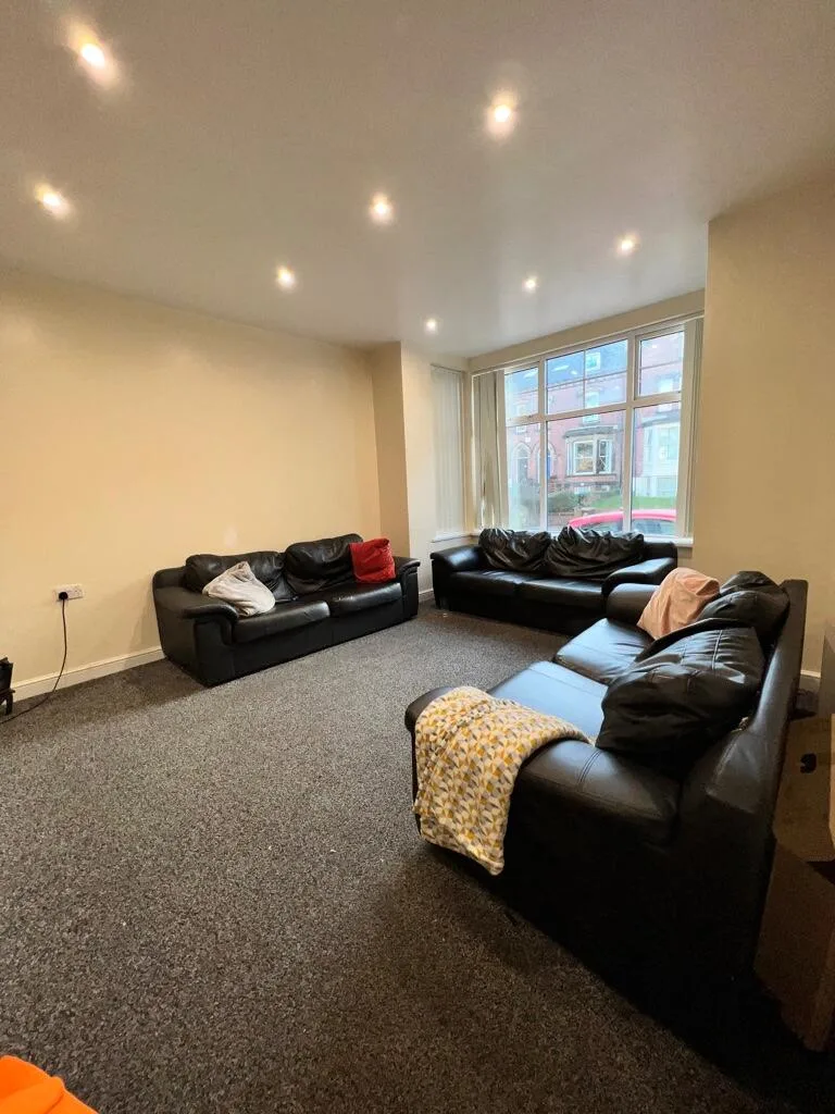 8 bedroom semi-detached house for rent
