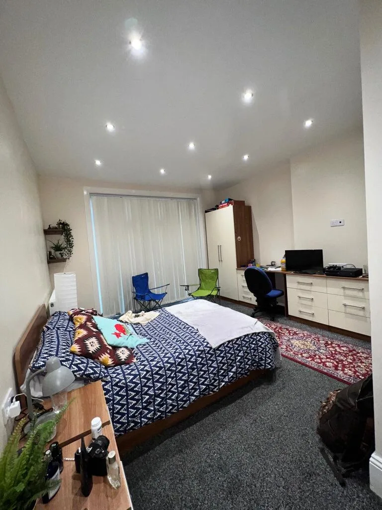 8 bedroom semi-detached house for rent