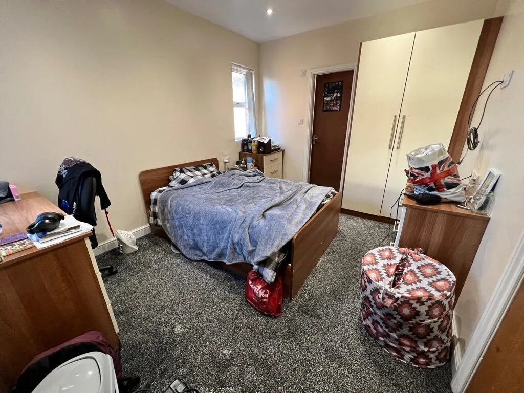 8 bedroom semi-detached house for rent