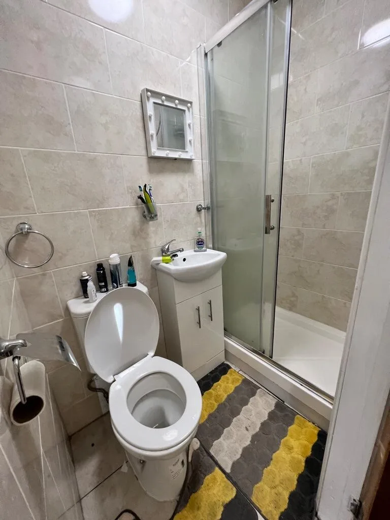 8 bedroom semi-detached house for rent
