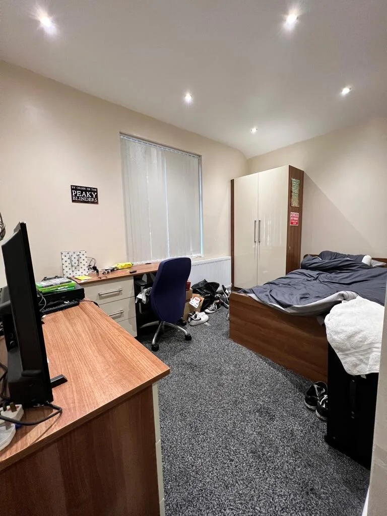 8 bedroom semi-detached house for rent