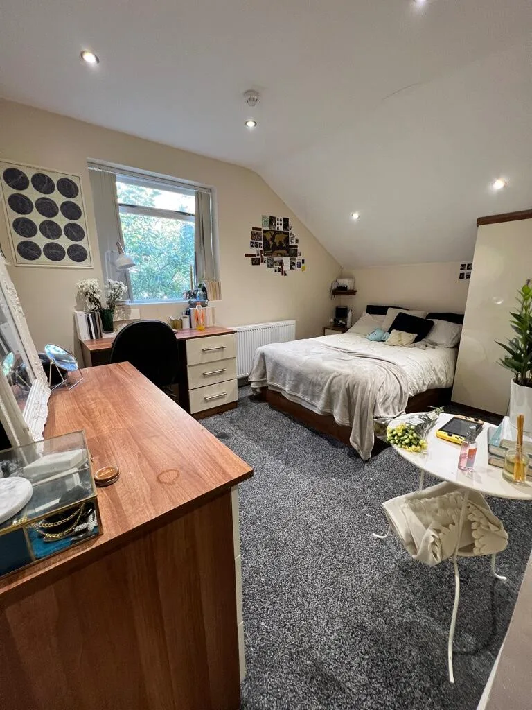 8 bedroom semi-detached house for rent