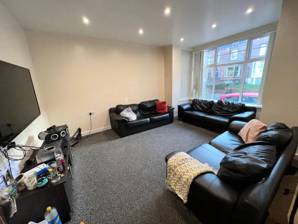 8 bedroom semi-detached house for rent