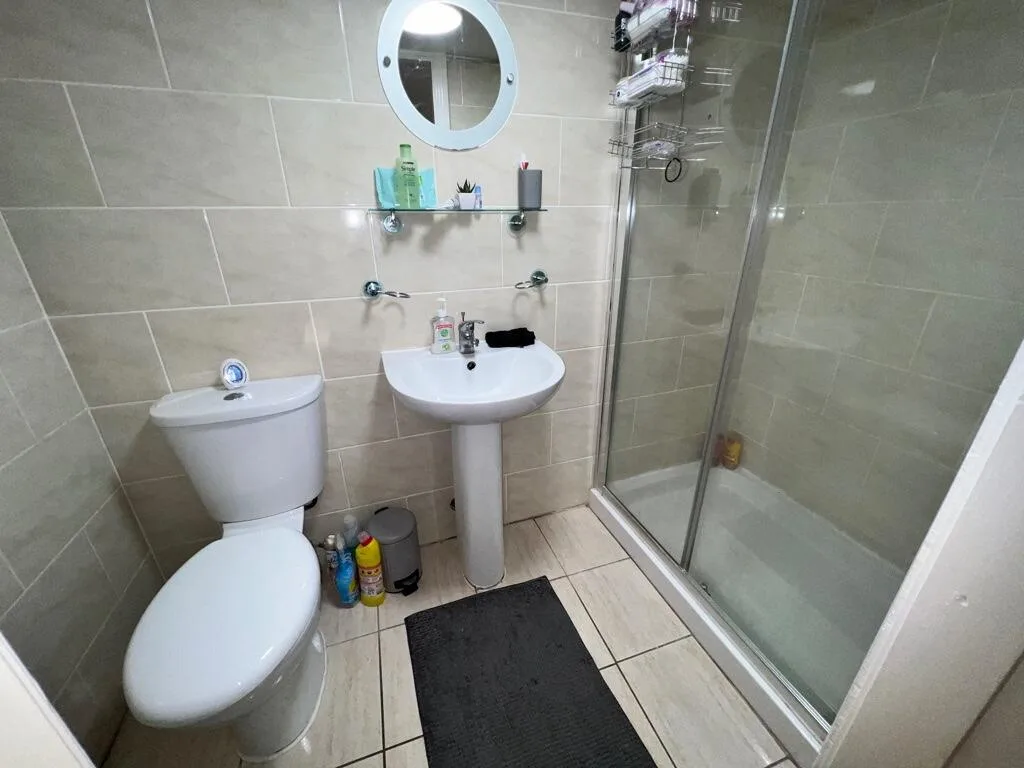 8 bedroom semi-detached house for rent