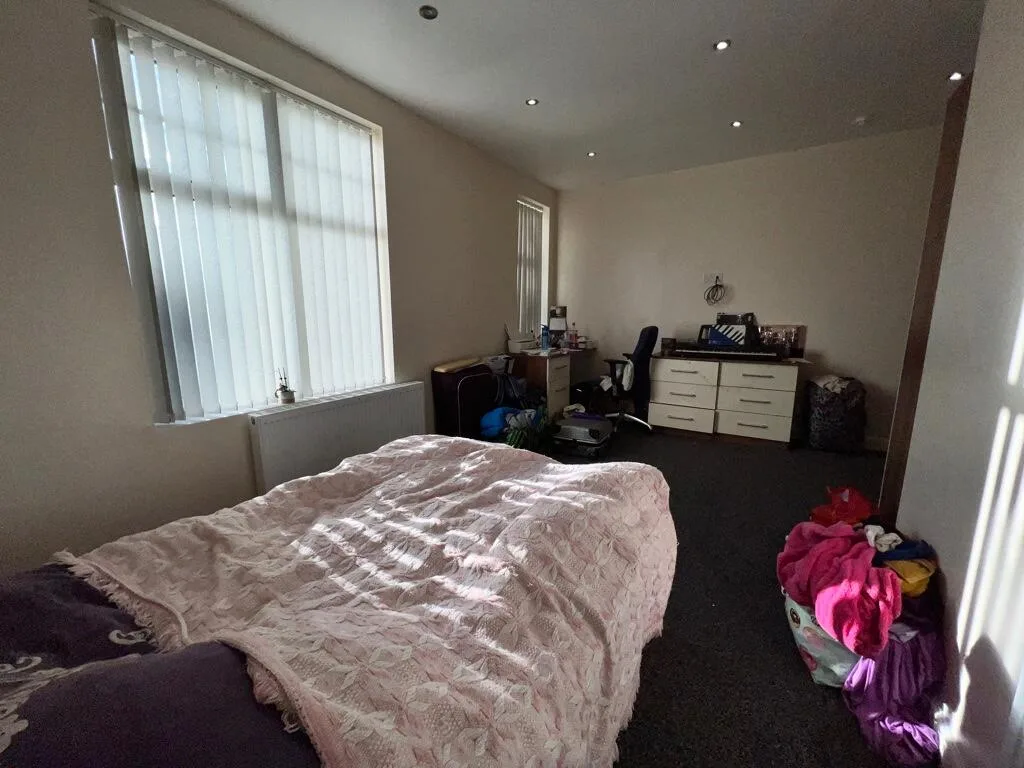 8 bedroom semi-detached house for rent