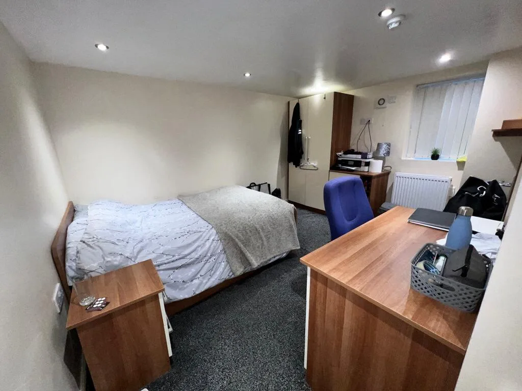 8 bedroom semi-detached house for rent