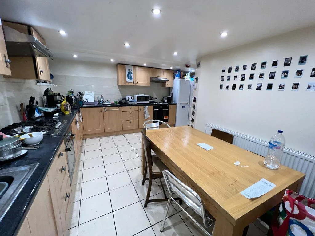 8 bedroom semi-detached house for rent