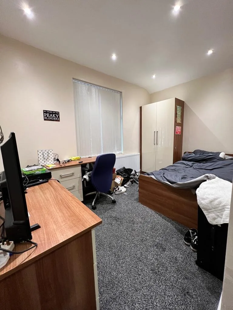 8 bedroom semi-detached house for rent