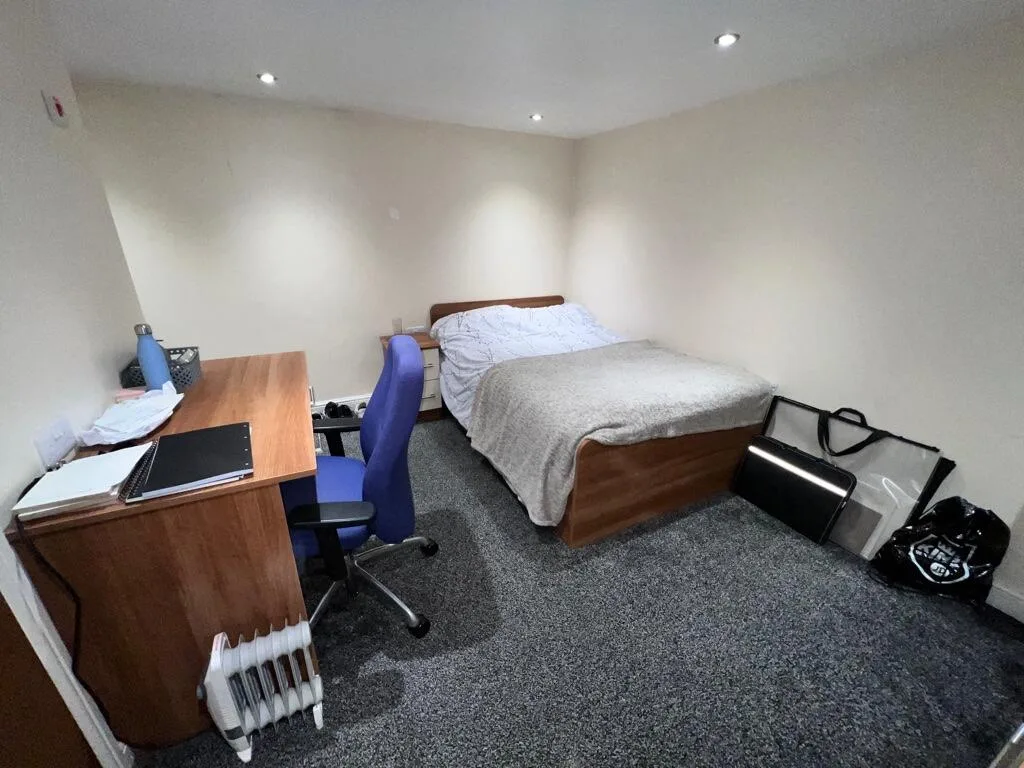 8 bedroom semi-detached house for rent