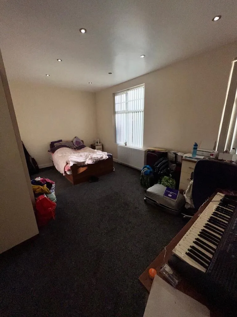 8 bedroom semi-detached house for rent