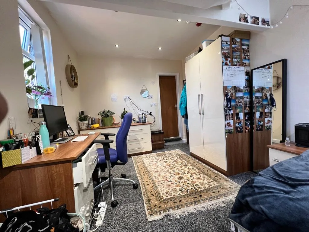 8 bedroom semi-detached house for rent
