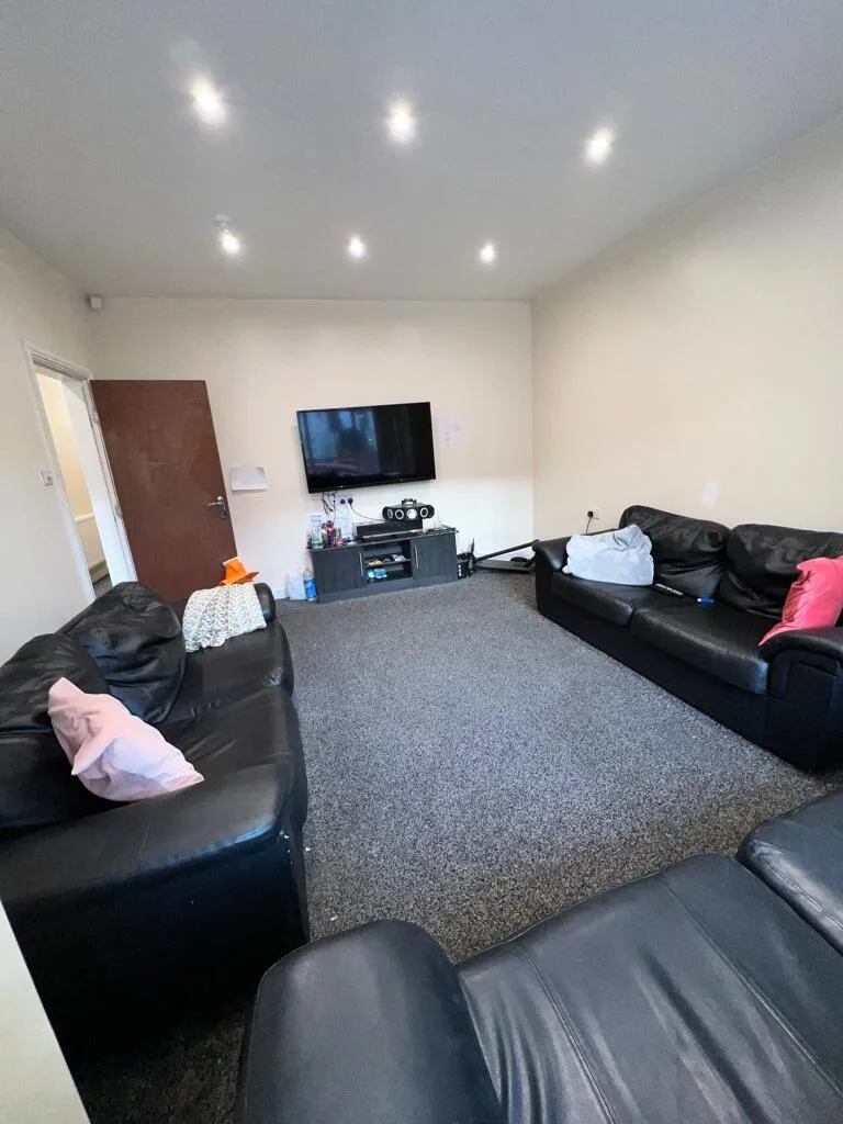 8 bedroom semi-detached house for rent