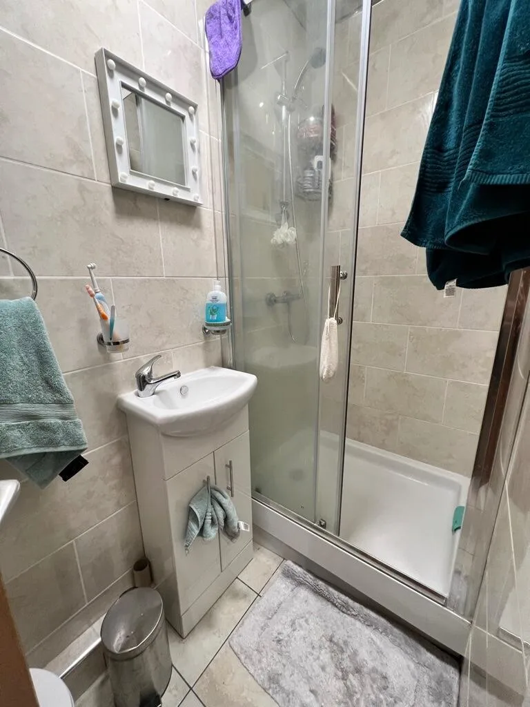 8 bedroom semi-detached house for rent