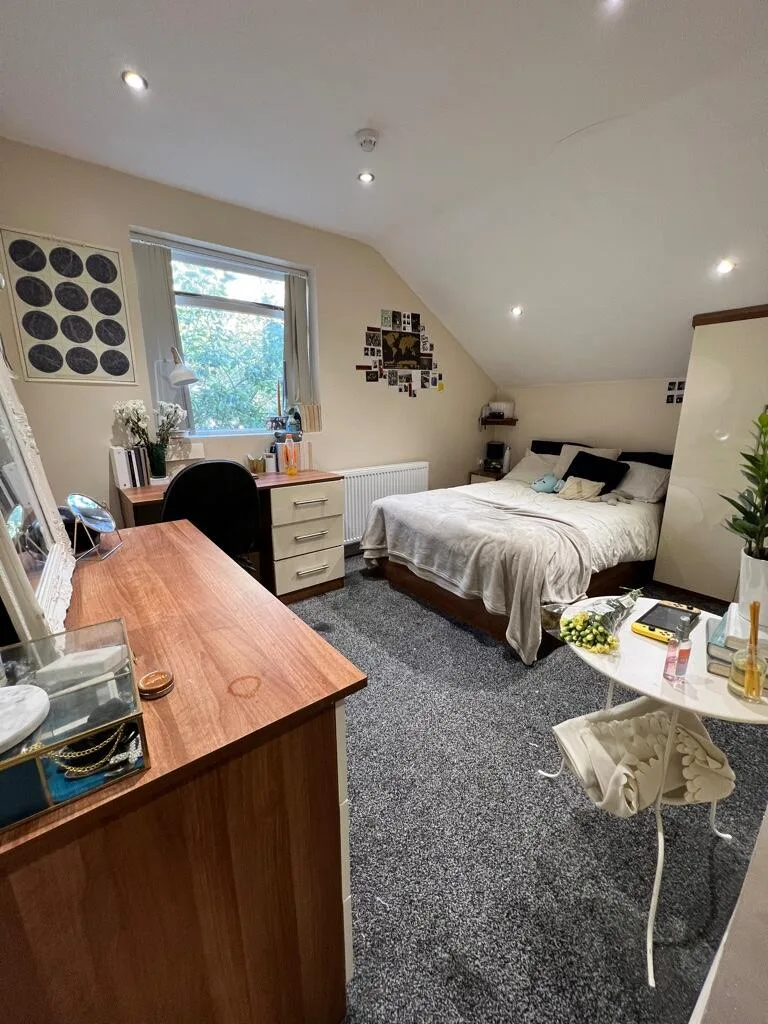 8 bedroom semi-detached house for rent