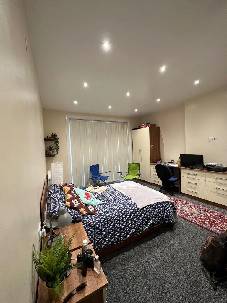 8 bedroom semi-detached house for rent
