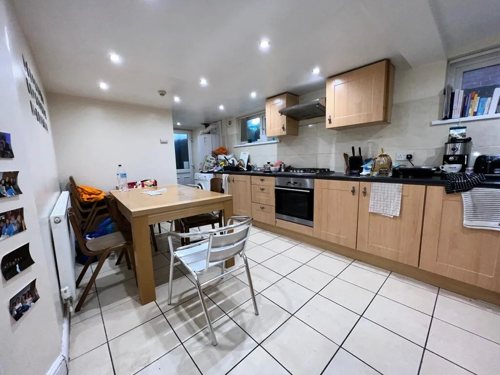 8 bedroom semi-detached house for rent