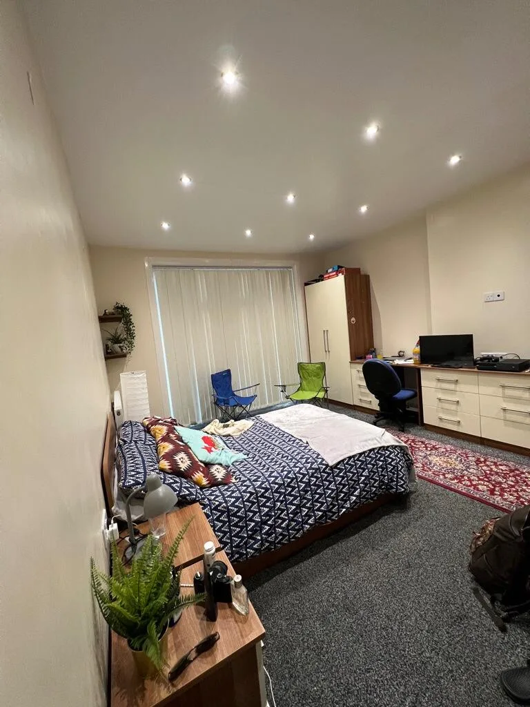 8 bedroom semi-detached house for rent