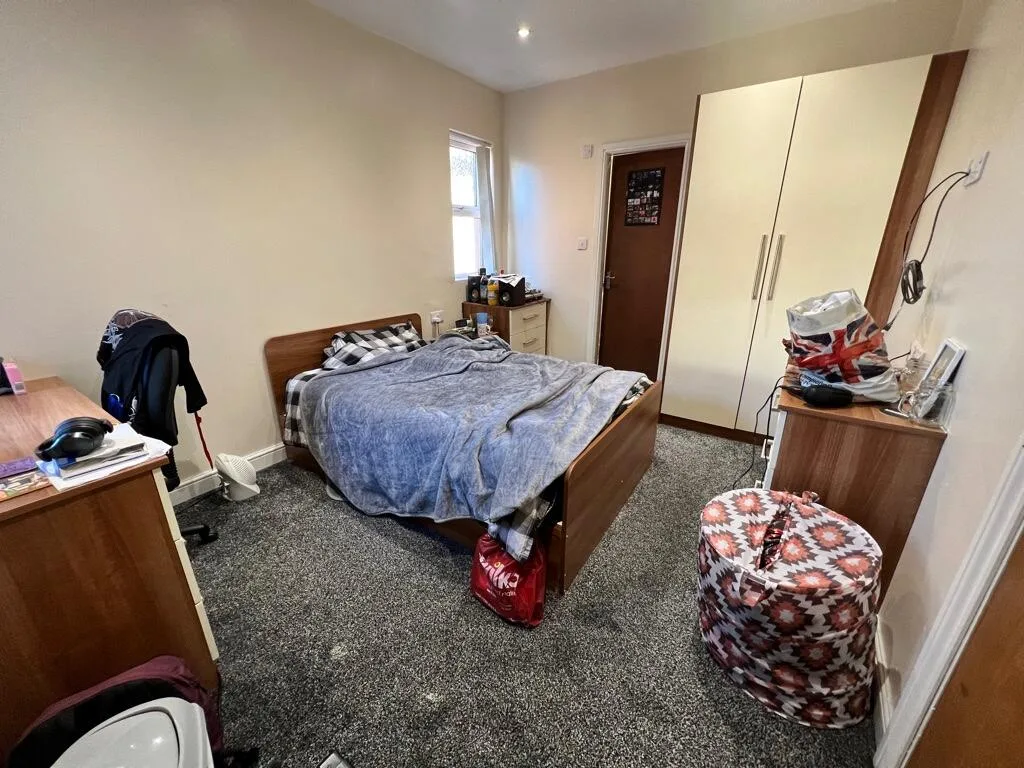 8 bedroom semi-detached house for rent