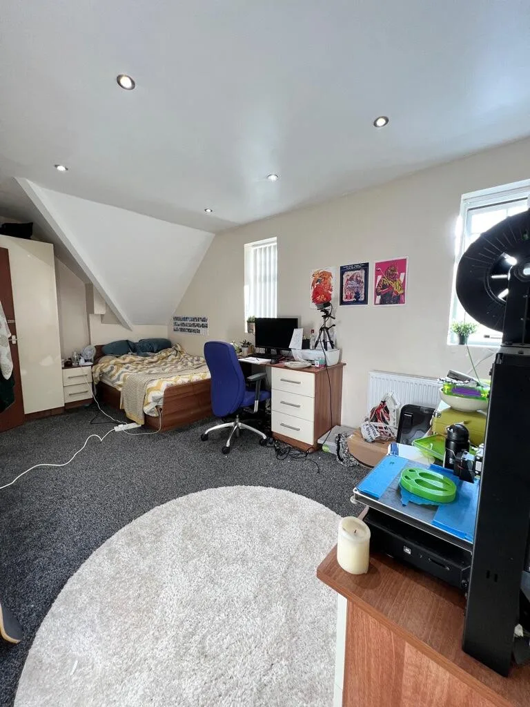 8 bedroom semi-detached house for rent