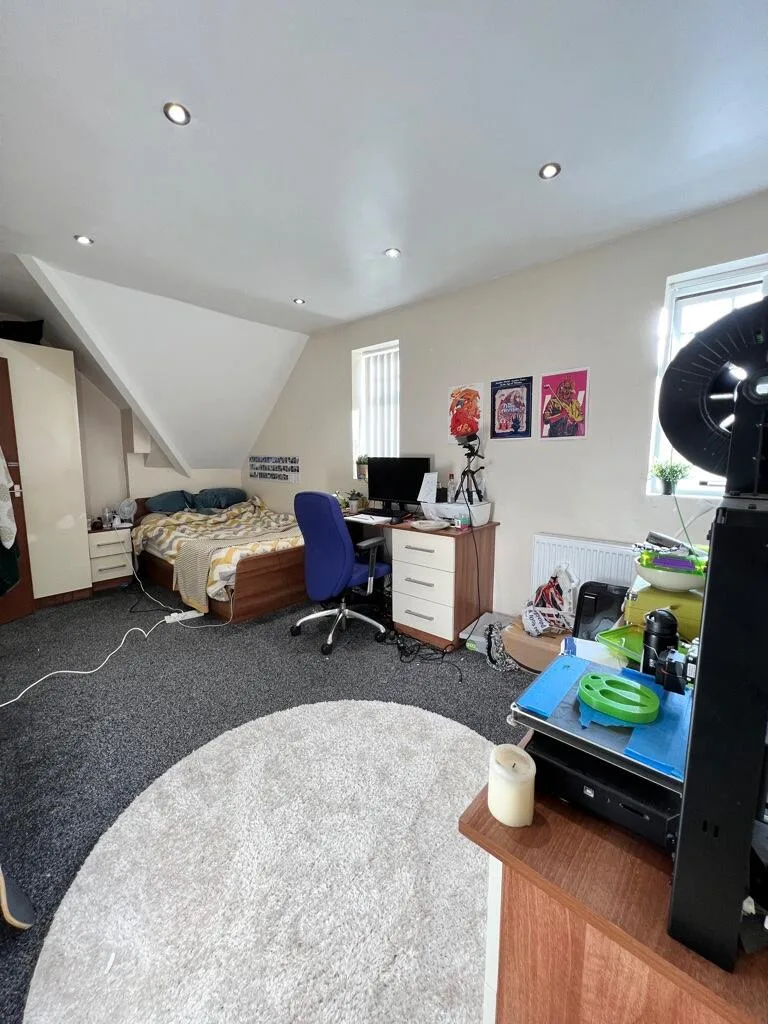 8 bedroom semi-detached house for rent