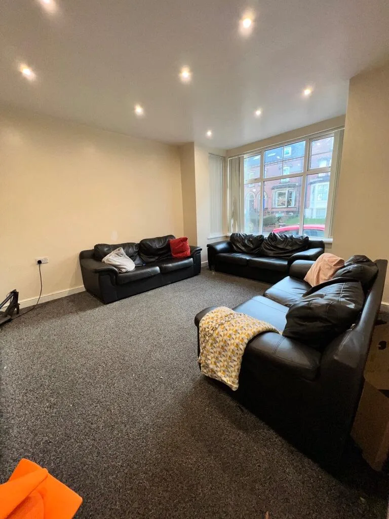 8 bedroom semi-detached house for rent