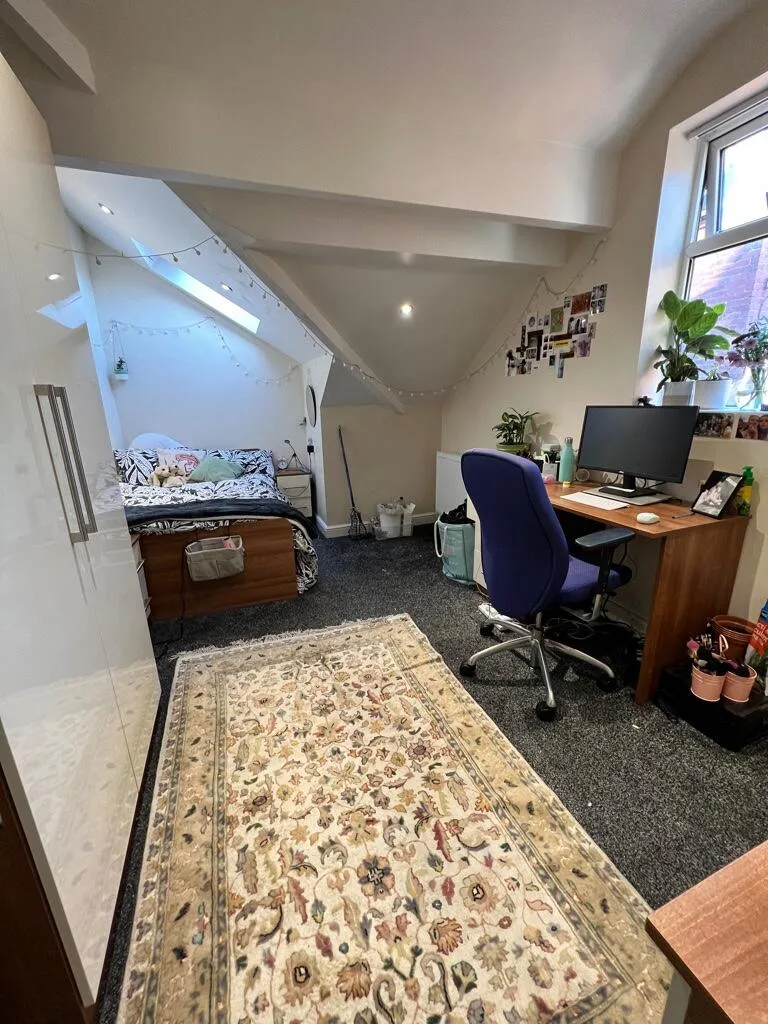 8 bedroom semi-detached house for rent