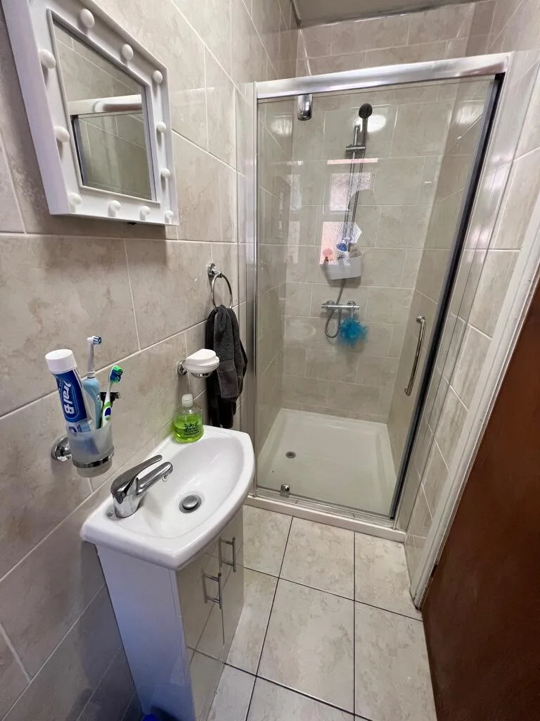 8 bedroom semi-detached house for rent