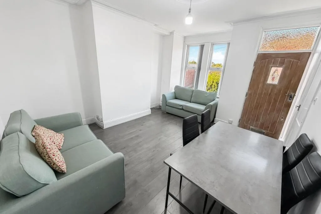 2 bedroom end of terrace house for rent