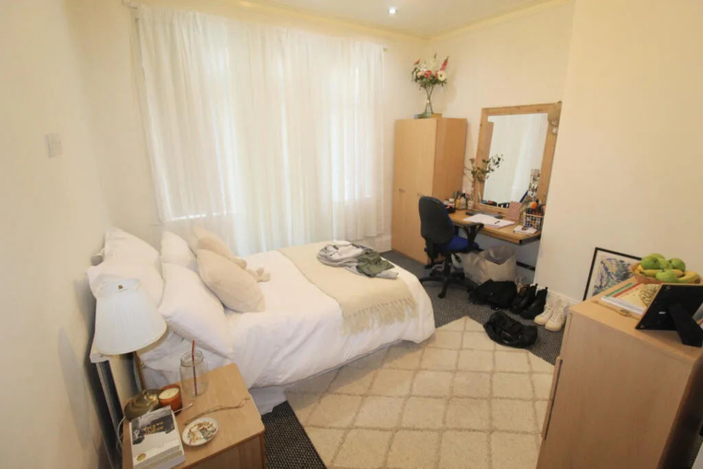 8 bedroom semi-detached house for rent