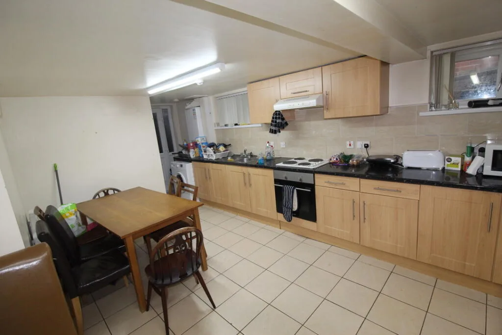 8 bedroom semi-detached house for rent
