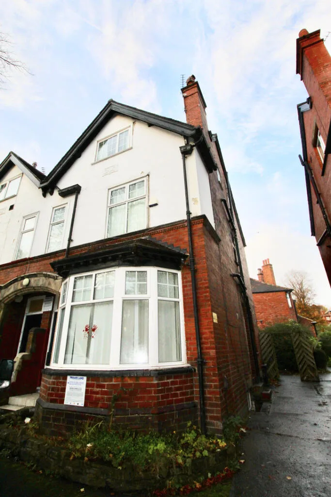 8 bedroom semi-detached house for rent