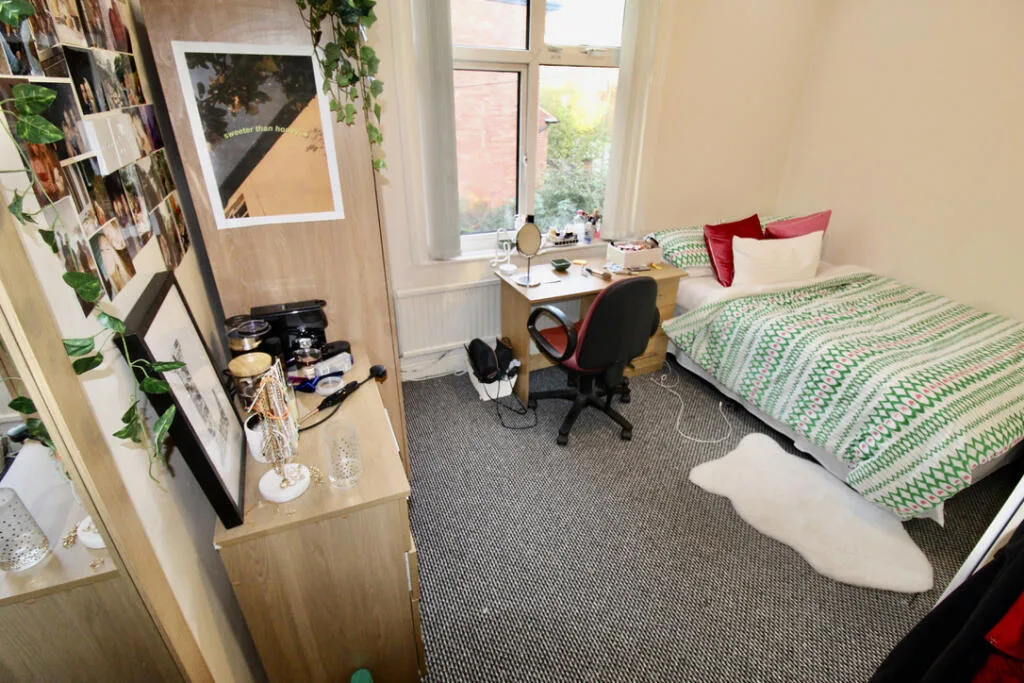 8 bedroom semi-detached house for rent