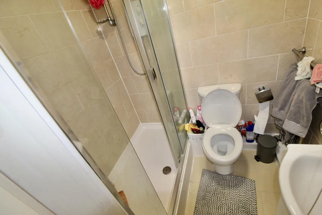8 bedroom semi-detached house for rent