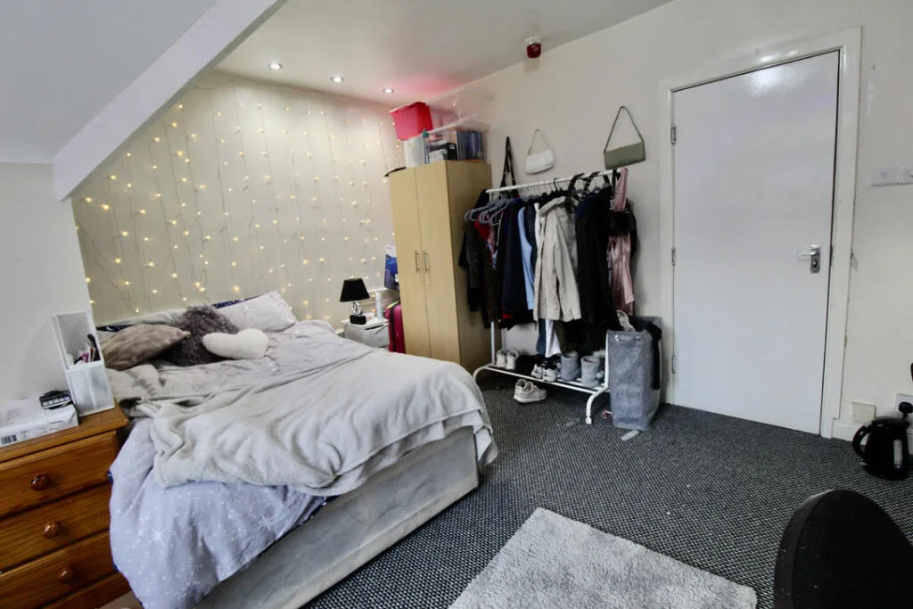 8 bedroom semi-detached house for rent