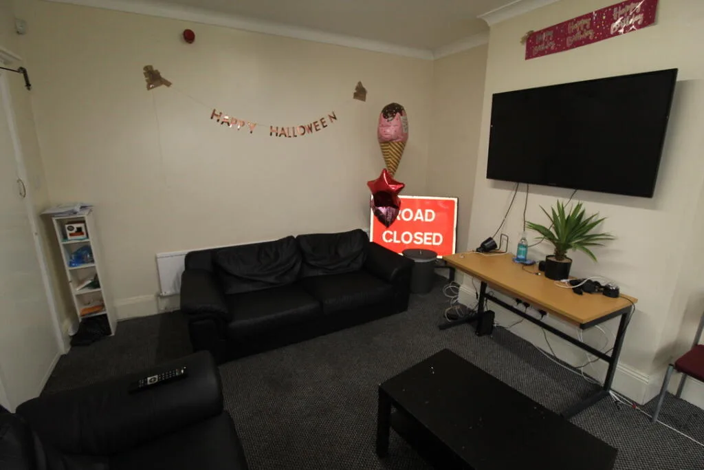 8 bedroom semi-detached house for rent