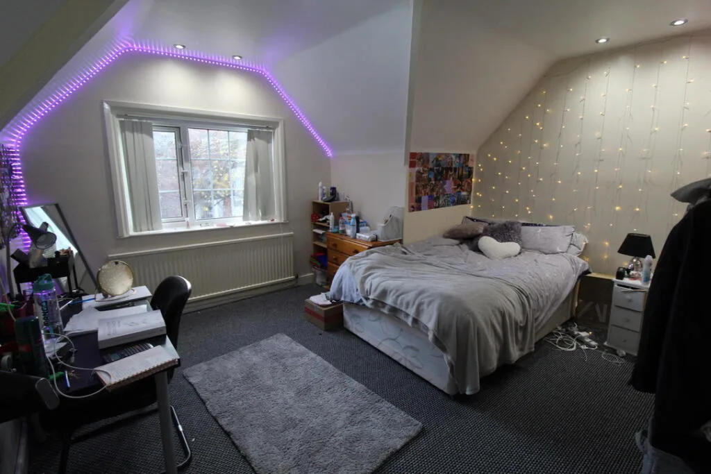 8 bedroom semi-detached house for rent