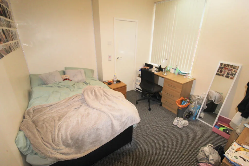 8 bedroom semi-detached house for rent