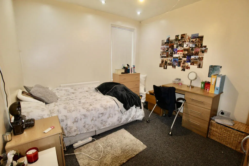 8 bedroom semi-detached house for rent