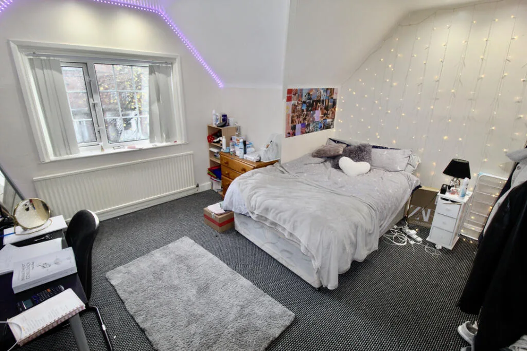 8 bedroom semi-detached house for rent