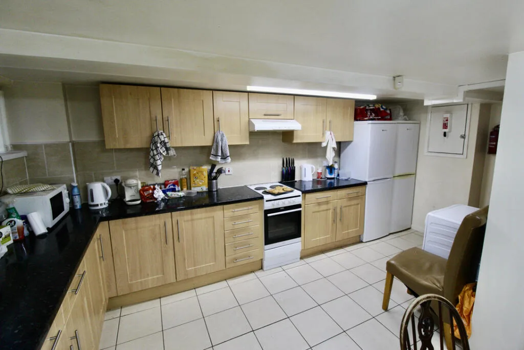 8 bedroom semi-detached house for rent